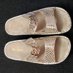 NWOT Alegria sz 41 gold strap sandal